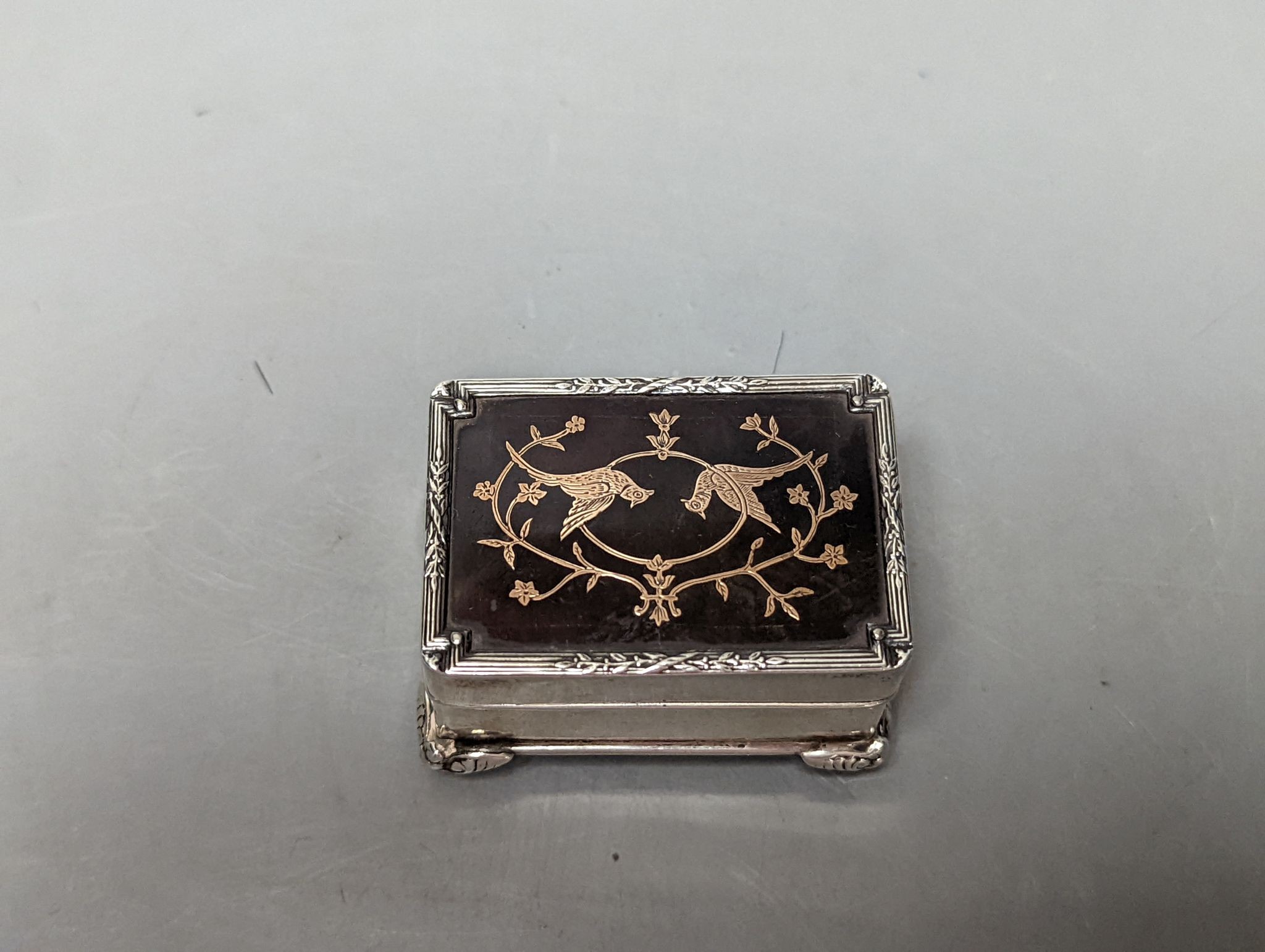 A small Edwardian silver and tortoiseshell pique trinket box, William Comyns, Birmingham, 1908, 5cm.